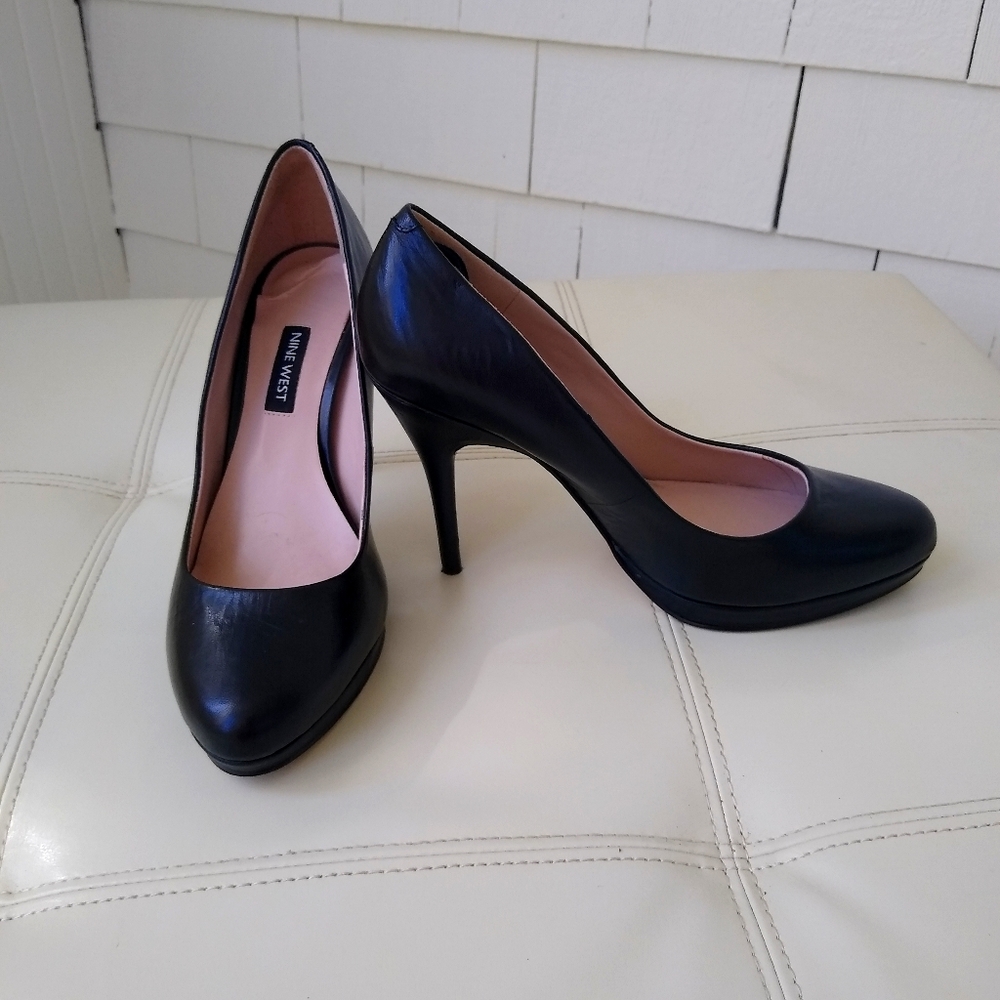 Beautiful Classic Black Pumps